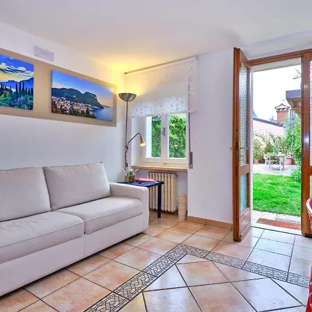 Domus Apartment