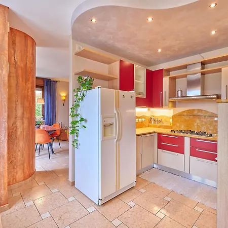 Domus Apartment *
